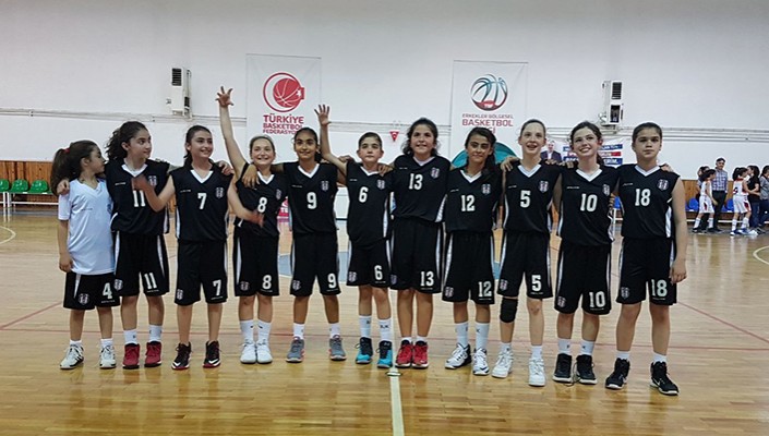 U-11 Kız Basketbol Takımımız İstanbul Ligi'nde Üçüncü Oldu