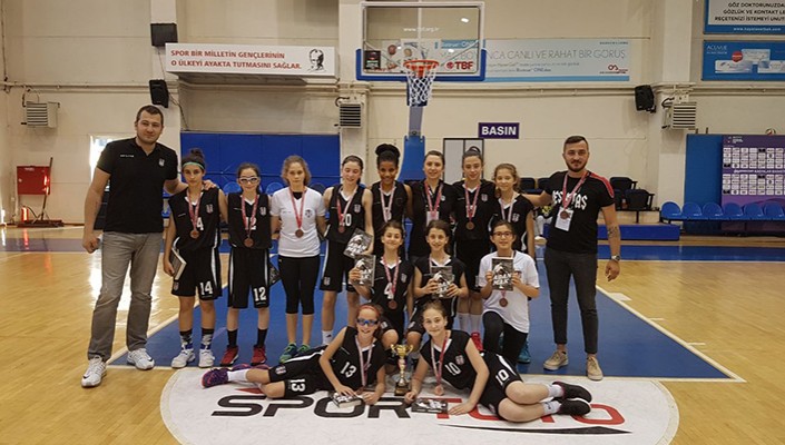 U-12 Kız Basketbol Takımımız İstanbul Ligi'nde Üçüncü Oldu