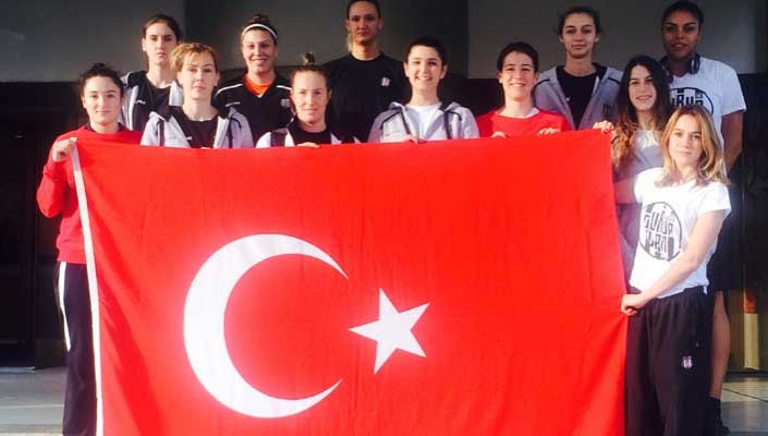 Kadın Basketbol Takımımız, Çanakkale Şehitlerimizi ve Gazilerimizi Andı