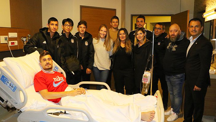 Beşiktaş Futbol Akademi’den Dorukhan Toköz’e Geçmiş Olsun Ziyareti
