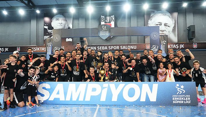 Beşiktaş win third straight Super League title 