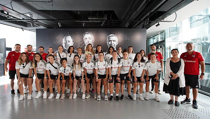 Beşiktaş Vodafone Kadın Futbol Takımımız Beşiktaş JK Müzesi’ni Ziyaret Etti