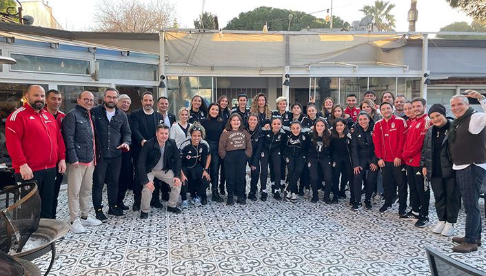Beşiktaş Vodafone Takımımız, Egeli Taraftarlarımızla Yemekte Buluştu