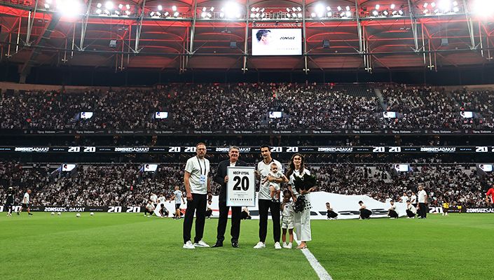 Beşiktaş’ın Evladı Necip Uysal, Futbola Veda Etti