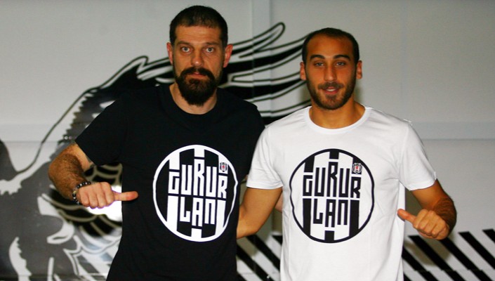 Teknik Direktörümüz Slaven Bilic ve Golcümüz Cenk Tosun Gururlan Tişörtü Giydi