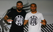 Teknik Direktörümüz Slaven Bilic ve Golcümüz Cenk Tosun Gururlan Tişörtü Giydi