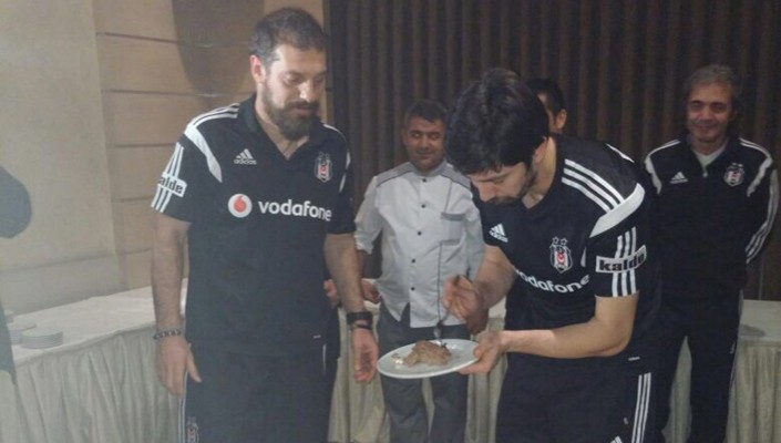 Futbolcularımızdan Teknik Direktörümüz Slaven Bilic’e Büyük Sürpriz