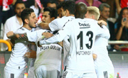 Beşiktaş thump Antalyaspor 5-1 to go four points clear at the top