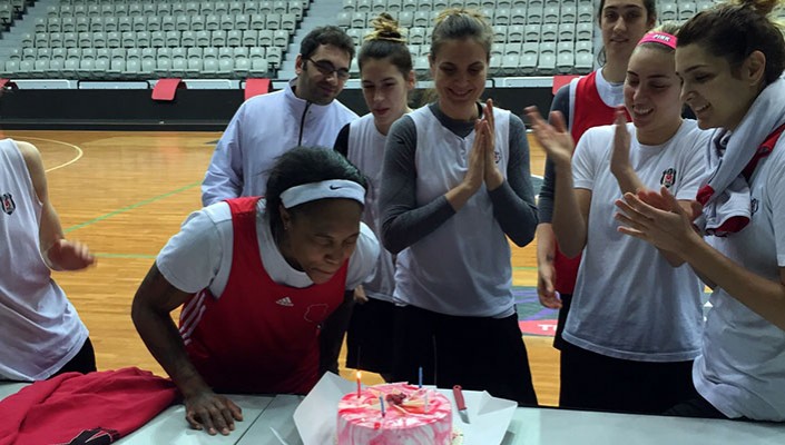 Cappie Pondexter’ın Doğum Günü Kutlandı