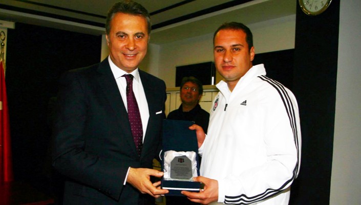 Başkanımızdan Cem Özden’e Plaket