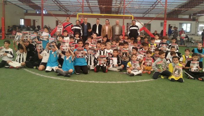 Hatay’daki Spor Okulu Öğrencilerimize Beşiktaş Dergisi Dağıtıldı