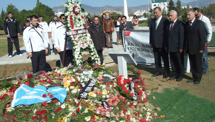 Engellilerimiz Rauf Denktaş'ın Mezarını Ziyaret Etti