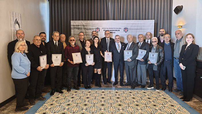 Divan Kurulu Başkanımız Ahmet Ürkmezgil, Ankaralı ve İzmirli Divan Kurulu Üyelerimize Mazbatalarını Verdi