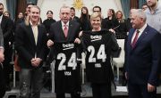 Domagoj Vida, Cumhurbaşkanı Erdoğan İle Hırvatistan Cumhurbaşkanı Kitaroviç’e Beşiktaş Forması Takdim Etti