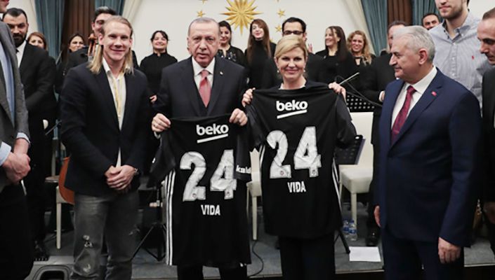 Domagoj Vida, Cumhurbaşkanı Erdoğan İle Hırvatistan Cumhurbaşkanı Kitaroviç’e Beşiktaş Forması Takdim Etti