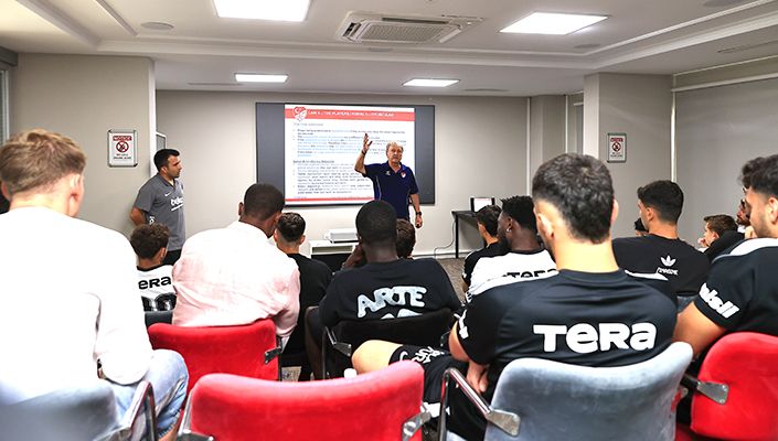 Futbol A Takımımıza 2026-27 Oyun Kuralları ve UEFA Talimatları Hakkında Sunum Yapıldı