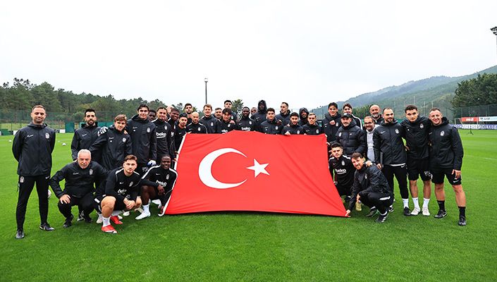 Futbol A Takımımızdan 29 Ekim Cumhuriyet Bayramı Kutlaması