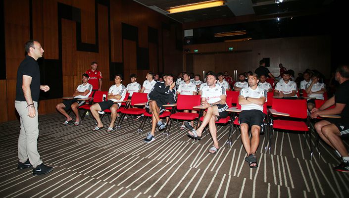 Futbol Takımımıza Oyun Kurallarındaki Değişiklikler Hakkında Sunum Yapıldı