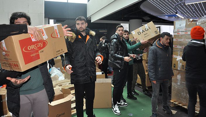 Futbolcularımız Vodafone Park Deprem Yardım Merkezi’nde Görev Aldılar