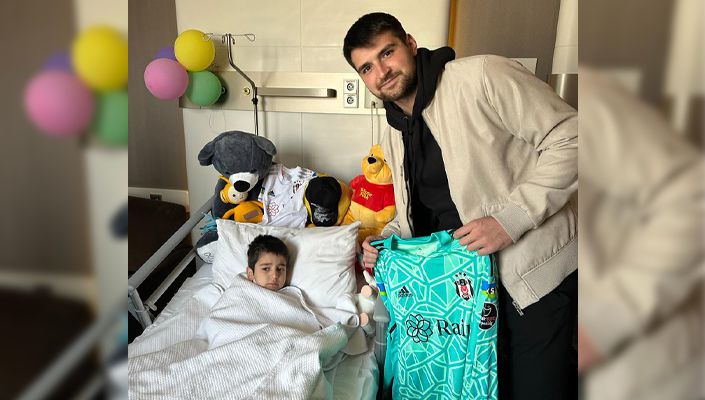 Futbolcumuz Ersin Destanoğlu’ndan Depremzede Minik Taraftarımız Yiğit Efe Süzen’e Geçmiş Olsun Ziyareti