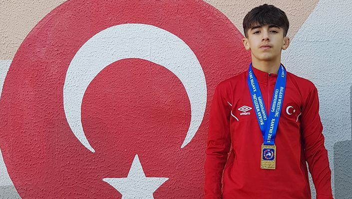 Güreşçimiz Ebubekir Gür Milli Formayla Balkan Şampiyonu Oldu