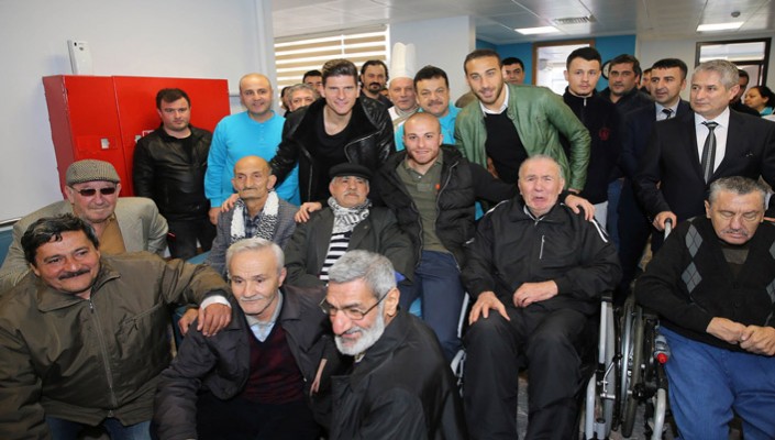 Futbolcularımızdan Darülaceze’ye Ziyaret 