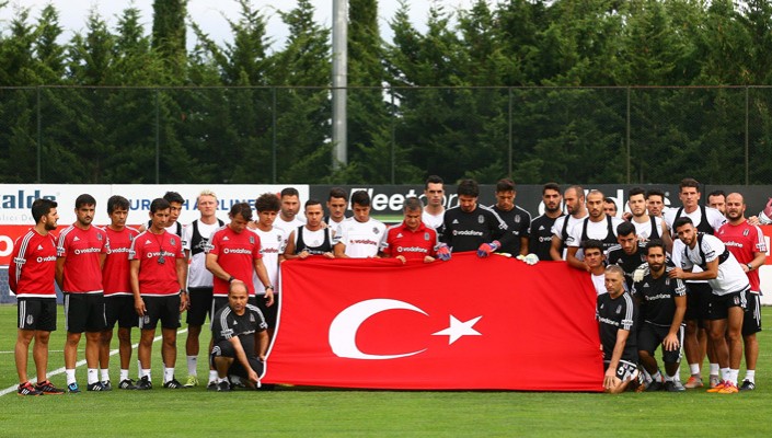 Futbol Takımımızdan Şehitlerimiz İçin Saygı Duruşu