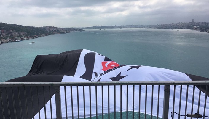 Beşiktaşımızın Bayrağı İstanbul Boğazı'ndaki Köprülere Asıldı