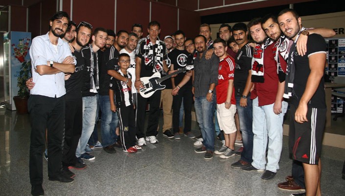 Taraftarlarımızdan Slaven Bilic’e Hediye