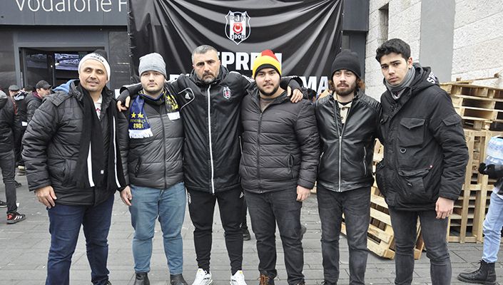 Her Renkten Vatandaşımız Depremzedelere Yardım Eli Uzatmak İçin Bir Arada