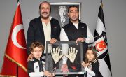 İkinci Başkanımız Adnan Dalgakıran, Açık Artırmayla İmzalı Kaleci Eldiveni Kazanan Kongre Üyemiz Toygar Yedigöz İle Buluştu