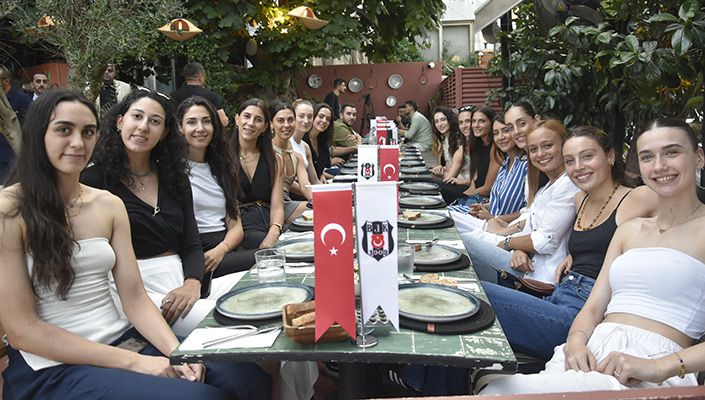 Kadın Voleybol Takımımız, Yemekte Bir Araya Geldi