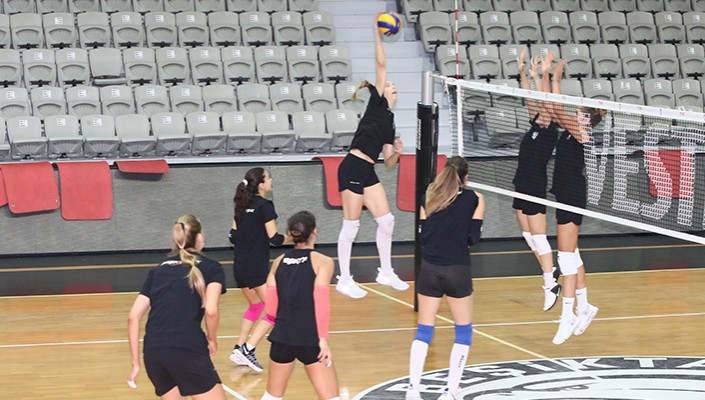 Kadın Voleybol Takımımız Yeni Sezon Hazırlıklarını Sürdürüyor
