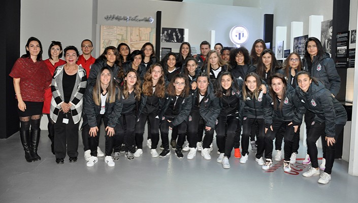 Kadın Futbol Takımımız Beşiktaş JK Müzesi’ni Ziyaret Etti