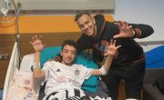 Josef de Souza visits earthquake victim Arda Can Övün in hospital 