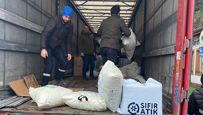 Karadeniz Ereğli Beşiktaş Taraftarları Derneği ile Lösemili Çocuklar Vakfı Depremzedelere Yardım Malzemesi Gönderdi