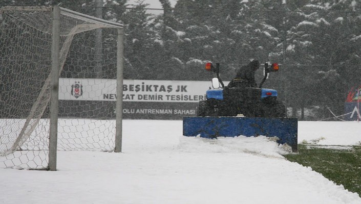 BJK Nevzat Demir Tesisleri’nde Kar Temizliği