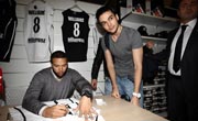 Deron Williams İmza Dağıttı