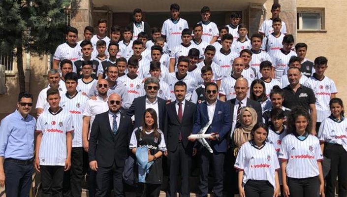 Melih Aydoğdu, Gaziantepli Çocuklara Forma Hediye Etti