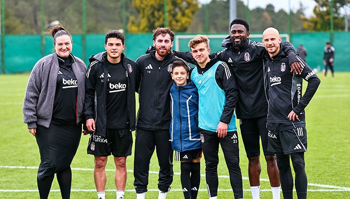 Merhum İlber Ortaylı’nın Ailesi, BJK Nevzat Demir Tesisleri'nde Futbol A Takımımızı Ziyaret Etti