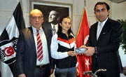 Beşiktaş JK honour world champion Fadime Suna