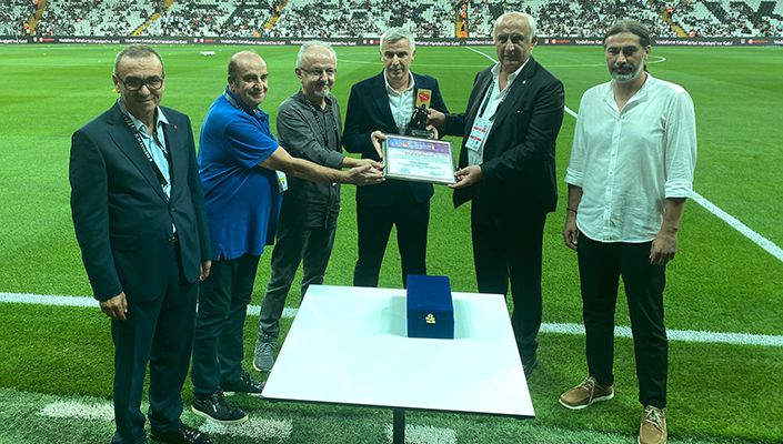 Önder Karaveli’ye Türkiye Milli Olimpiyat Komitesi’nden Davranış Dalında Şeref Diploması Ödülü