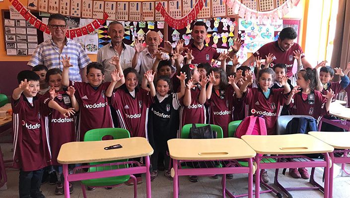 Orhaneli Beşiktaşlılar Derneği’nden Çocuklara Hediye Forma