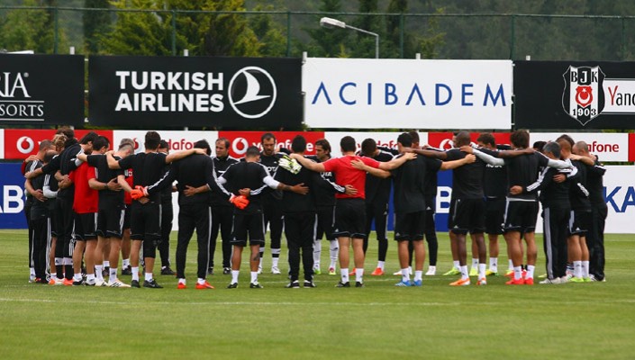 Futbolcularımız Saygı Duruşunda Bulundu