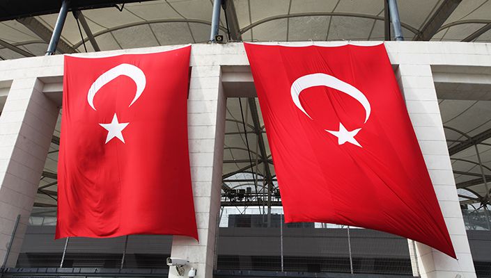 Şehitlerimiz İçin Vodafone Park’a Ay-Yıldızlı Bayraklarımız Asıldı