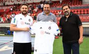 Serhan Çetinsaya ile Umut Şenol, La Nucia Belediyesi Meclis Üyesi Sergio Villalba’ya Beşiktaş Forması Hediye Ettiler