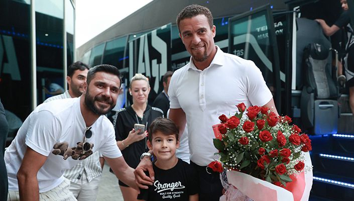 Taraftarlarımız Futbol Takımımızı Çiçeklerle Maça Uğurladı