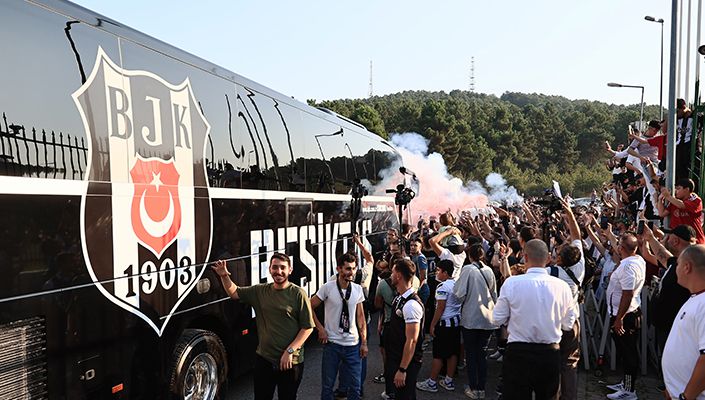 Taraftarlarımızdan Futbol A Takımımıza Muhteşem Uğurlama