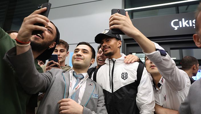 Taraftarlarımızdan Futbol Takımımıza Havalimanında Karşılama