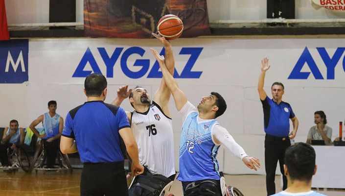 Tekerlekli Sandalyede Rakip İzmir Büyükşehir Bld.